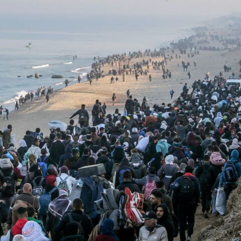 Εικόνες από την επιστροφή δεκάδων χιλιάδων Παλαιστινίων στα σπίτια τους