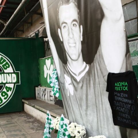 Μίμης Δομάζος: Ρίγη συγκίνησης στην Λεωφόρο - Στα μεγάφωνα ο ύμνος του Παναθηναϊκού