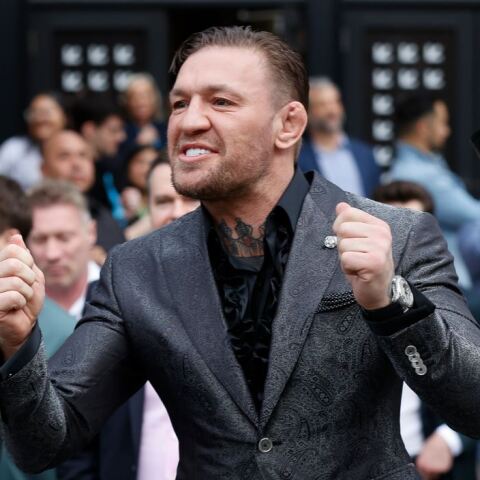 Ατάραχος Κόνορ ΜακΓκρέγκορ, έκανε βόλτες στο παρκέ κατά τη διάρκεια του Τζαζ-Μπακς