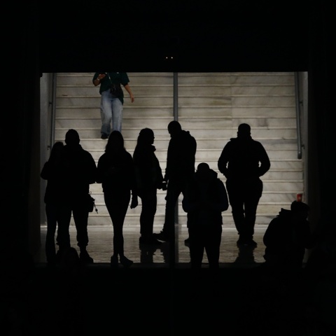 Σκιές πολιτών στο μετρό