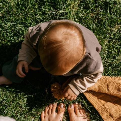 Μωρό καθισμένο στο γρασίδι