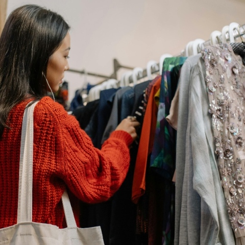 Online thrifting: Πώς να βρεις και να πουλήσεις σαν επαγγελματίας