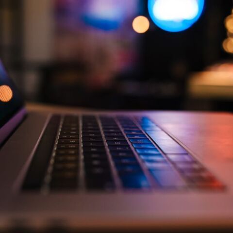 Άλιμος: Φωτογραφίες με γυμνά ανήλικα κορίτσια σε φακέλους ανά ηλικία είχε ο καθηγητής στο λάπτοπ του 