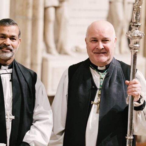 Ο επίσκοπος του Λίβερπουλ Τζον Περούμπαλαθ (αριστερά) και ο προσωρινός επικεφαλής της Εκκλησίας της Αγγλίας Στίβεν Κοτρέλ © X/Channel 4)