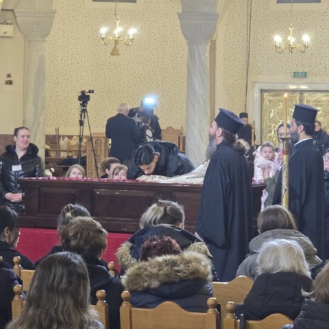 Εικόνα από το λαϊκό προσκύνημα για τον Αρχιεπίσκοπο Αλβανίας Αναστάσιο