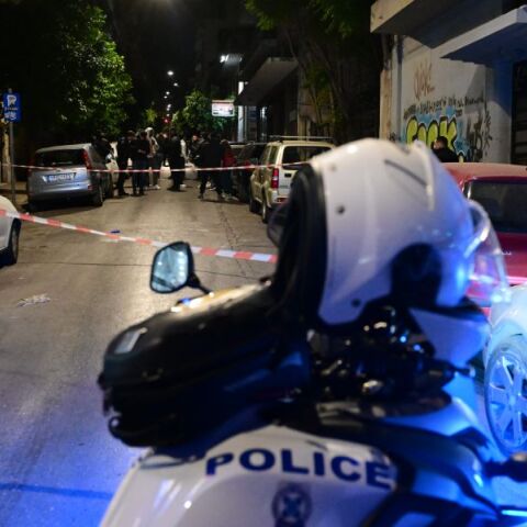 «Η ζωή είναι πάνω απ' όλα» - Η στιγμή που αστυνομικοί αποτρέπουν άνδρα από την αυτοκτονία