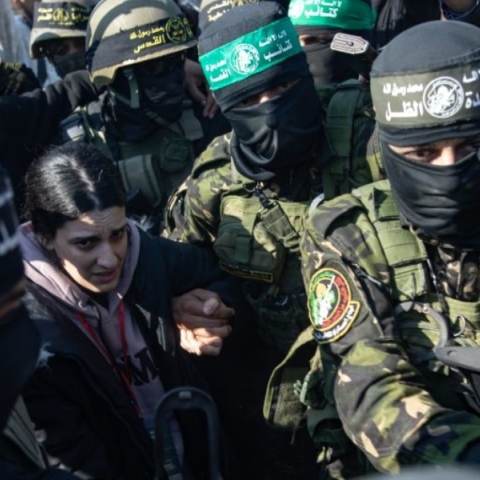 Οργή στο Ισραήλ για τις εικόνες χάους κατά την απελευθέρωση ομήρων στη Χαν Γιουνίς  