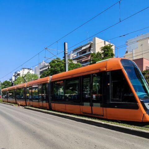 Πειραιάς: Τραμ συγκρούστηκε με αυτοκίνητο - Συνέχισαν με τα πόδια οι επιβάτες