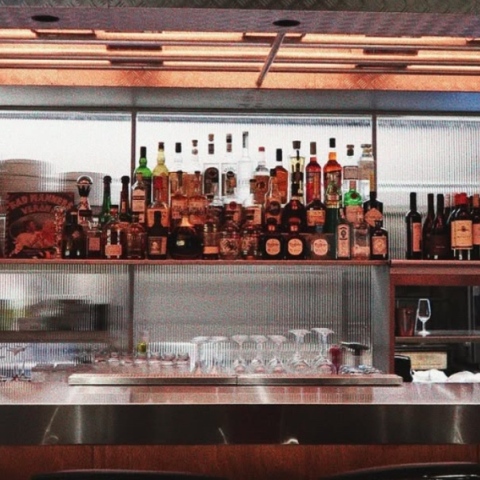 Βουλκανιζατέρ: Η ‘90s nostalgia γίνεται ήχος και γεύση στο πιο hot listening bar-εστιατόριο της πόλης