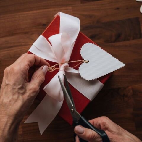 Ποιοι γιορτάζουν σήμερα 1 Φεβρουαρίου; Το εορτολόγιο της Athens Voice σου τους θυμίζει. Μην ξεχάσεις να τους δώσεις τις καλύτερες ευχές σου!