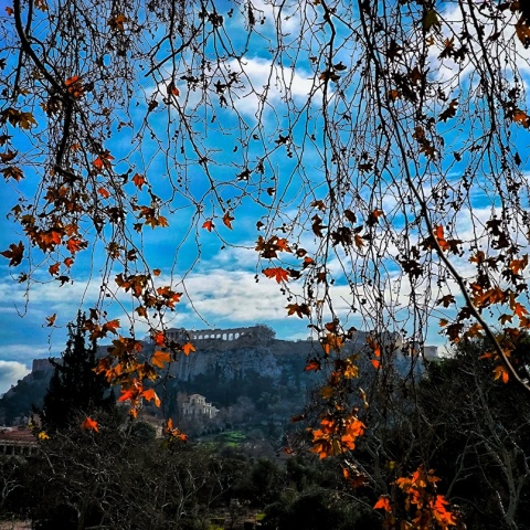 Καλός καιρός με λίγα σύννεφα στον ουρανό