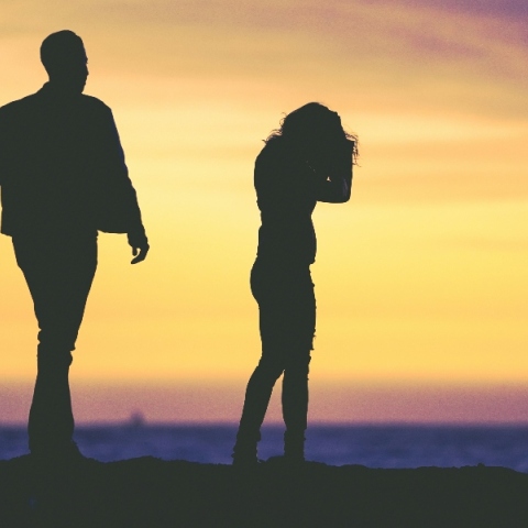 Τίτλος  Ήθελε μια συμβουλή για να καθαρίσει κάτι και ανακάλυψε ότι ο άνδρας της την απατούσε 