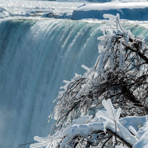 Μαγευτική εικόνα από τους παγωμένους καταρράκτες του Νιαγάρα