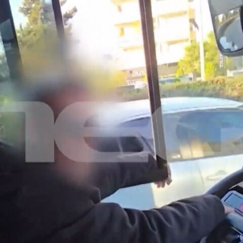 Ασυνείδητος οδηγός αστικού λεωφορείου καπνίζει και μιλάει στο κινητό ενώ οδηγεί