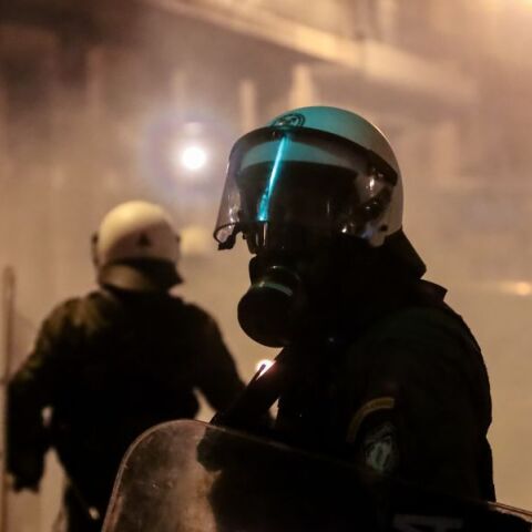 Εξάρχεια: Τα πλέον σοβαρά επεισόδια των τελευταίων μηνών - Ομάδες κουκουλοφόρων επιτέθηκαν σε διμοιρίες των ΜΑΤ - Τραυματίστηκε ένας αστυνομικός