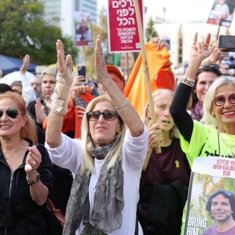 Η Χαμάς παρέδωσε τον Αμερικανοϊσραηλινό όμηρο Κιθ Σίγκελ, τον Ισραηλινό Γιάρντεν Μπίμπας και τον Γαλλοϊσραηλινό Οφέρ Καλντερόν στον Ερυθρό Σταυρό στη Γάζα