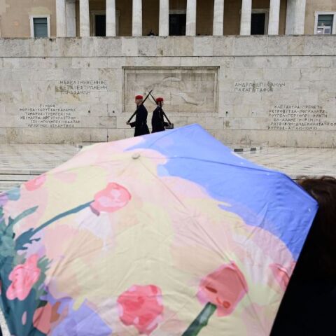 Ο καιρός την Κυριακή 2 Φεβρουαρίου: Νεφώσεις με σποραδικές τοπικές βροχές - Αναλυτική πρόγνωση για όλη την Ελλάδα από το meteo και την ΕΜΥ