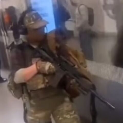 Λονδίνο: «Ντύθηκε» ελεύθερος σκοπευτής, μπήκε στο μετρό κρατώντας όπλο και σημάδευε επιβάτες