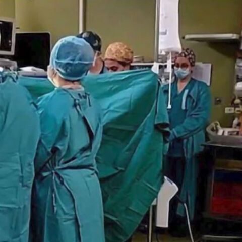 Η στιγμή που γιατροί τηρούν ενός λεπτού σιγή στην μεταμόσχευση των οργάνων του 3χρονου Άγγελου