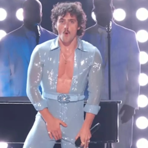 Ο Μπένσον Μπουν και το ατύχημα που είχε με το κοστούμι του στα Grammys 