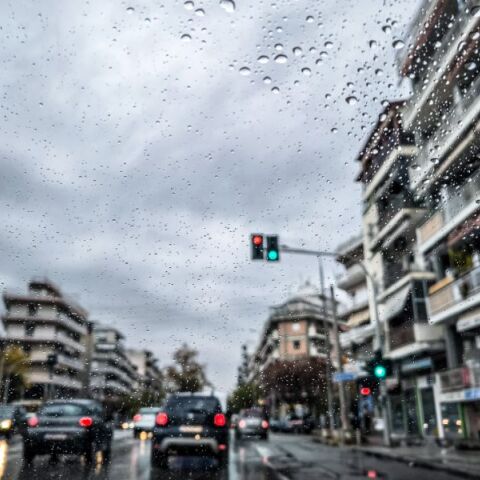 Καιρός: Πέφτει η θερμοκρασία την Τετάρτη - Σε ποιες περιοχές θα βρέχει όλη τη μέρα