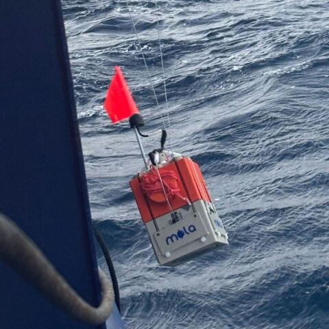 Διεθνής ερευνητική ομάδα εγκαθιστά υποθαλάσσιους σεισμογράφους στη Σαντορίνη για να μελετήσει το ηφαίστειο του Κολούμπου