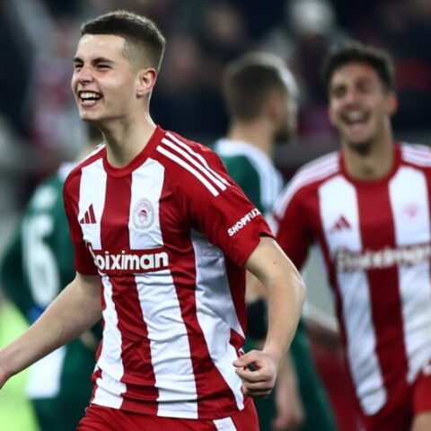 Ολυμπιακός - Παναθηναϊκός: Το «χρυσό» γκολ του Μουζακίτη που έδωσε την πρόκριση στους «ερυθρόλευκους»