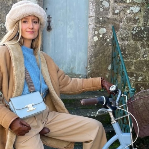 Baby Blue: Το απόλυτο χρώμα της άνοιξης 2025 και πώς το φορέσεις