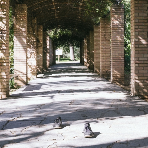 Γιώργος Ζώης: Ο σκηνοθέτης του «Αρκάντια» παρουσιάζει και γράφει στην ATHENS VOICE για το φωτογραφικό project με τα αδέσποτα παπούτσια στην Αθήνα.