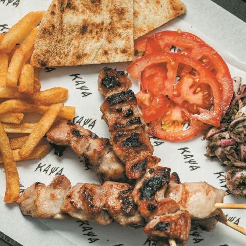 Κάψα: Χειροποίητα σουβλάκια από τον Χριστόφορο Πέσκια