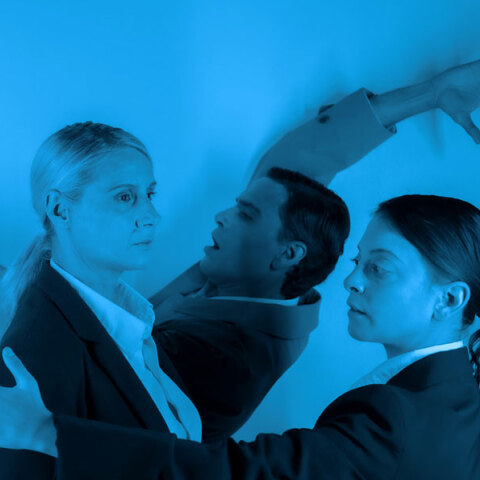 Καταραμένος κόσμος: Mια παράσταση που σε αιχμαλωτίζει