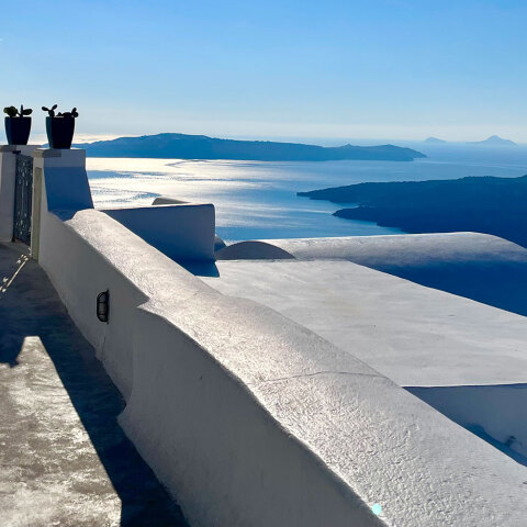 Τα άδεια σοκάκια της Σαντορίνης