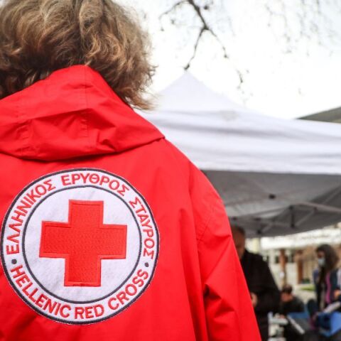 Ελληνικός Ερυθρός Σταυρός: Στέλνει διασώστες, κοινωνικούς λειτουργούς και ψυχολόγους στη Σαντορίνη - Προς ενίσχυση των κατοίκων του νησιού