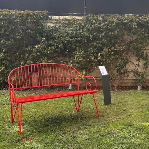 Ιταλική Πρεσβεία: Εγκαινιάστηκε στους κήπους της πρεσβευτικής κατοικίας το Κόκκινο Παγκάκι, σύμβολο της καταπολέμησης της έμφυλης βίας.