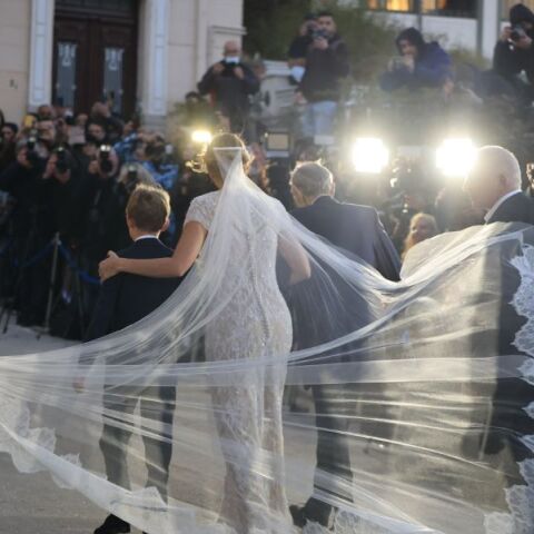 Χρύση Βαρδινογιάννη: Η εντυπωσιακή εμφάνιση στην εκκλησία με τον πατέρα και τον γιο της