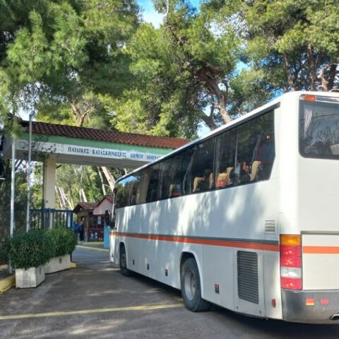 Οικογένειες από τη Σαντορίνη φιλοξενούνται από σήμερα στις κατασκηνώσεις του δήμου Αθηναίων