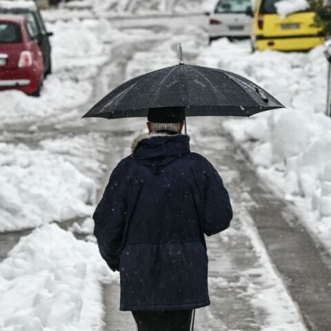 Καιρός: Τσουχτερό κρύο και χειμωνιάτικο σαββατοκύριακο - Πού θα χιονίσει