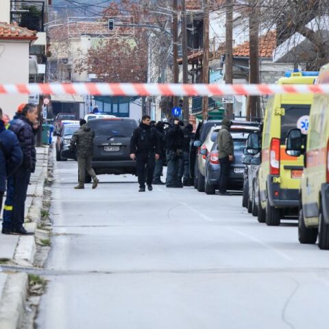 Διπλή δολοφονία στη Λάρισα: Ακούστηκαν πυροβολισμοί - Σε εξέλιξη η επιχείρηση για να παραδοθεί ο δράστης