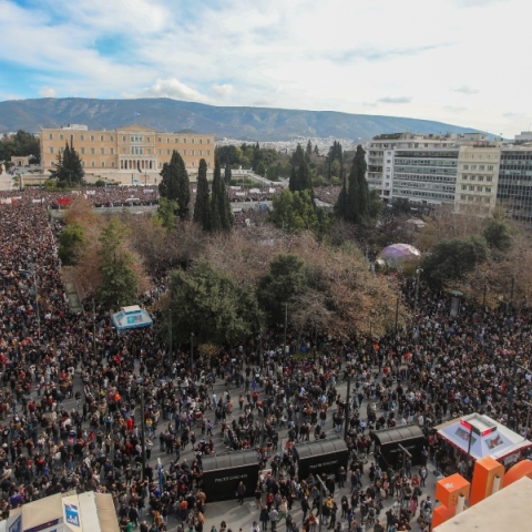 Μετεωριζόμενοι μεταξύ αυταρχισμού και λαϊκισμού