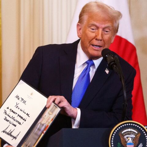 Ο Τραμπ επιβάλλει από σήμερα δασμούς 25% σε όλες τις εισαγωγές χάλυβα και αλουμινίου 