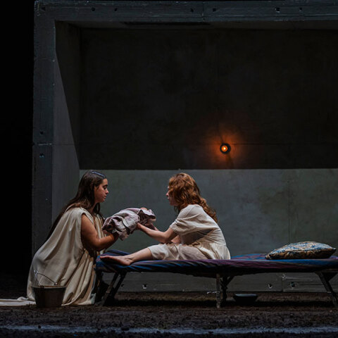 ΜΑΜΙ: Ο Μάριο Μπανούσι θέτει τη μητέρα στο επίκεντρο