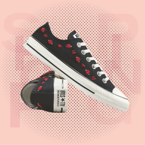 Ψωνίζουμε ρούχα και αξεσουάρ σε μαύρο και κόκκινα