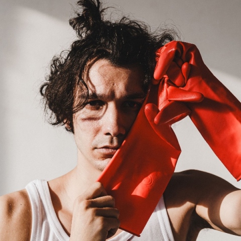 «Αντικείμενα»: Το πρωτότυπο θεατρικό έργο των Γιάννη Αποσκίτη, Γιώργου Κατσή και Πάνου Παπαδόπουλου στο Θέατρο Ροές.