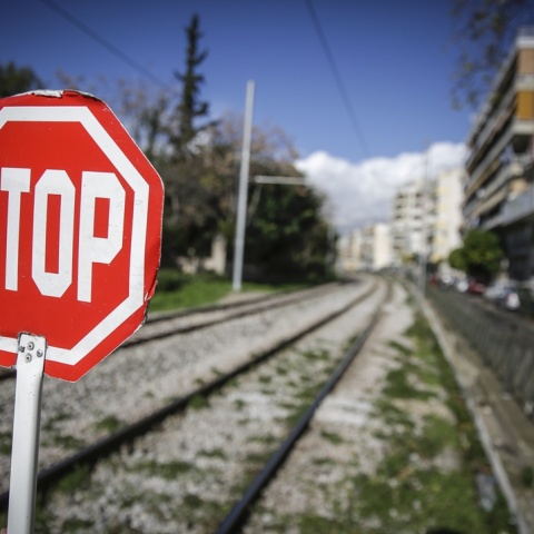 Διάβαση τρένου και σήμα του ΣΤΟΠ