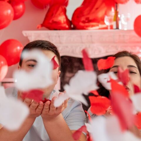 Ιταλία: Η ημέρα του Αγίου Βαλεντίνου «αξίζει» 900 εκατομμύρια ευρώ, σύμφωνα με έρευνα - Πώς επιλέγουν να γιορτάσουν οι ερωτευμένοι. 