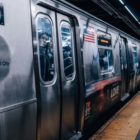 Γυναίκα γέννησε μέσα στο μετρό της Νέας Υόρκης