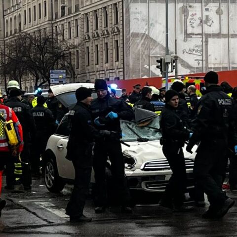 Μεγάλη αστυνομική επιχείρηση βρίσκεται σε εξέλιξη σε κεντρική περιοχή του Μονάχου, όπου ένα αυτοκίνητο έπεσε σε ομάδα διαδηλωτών.