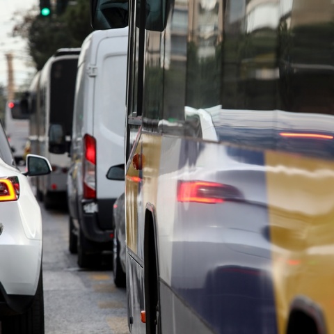 Λεωφορείο και άλλα αυτοκίνητα εν κινήσει