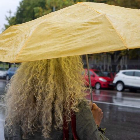 Με βροχές και καταιγίδες ο καιρός το Σάββατο σε όλη σχεδόν τη χώρα - Πού θα χιονίσει