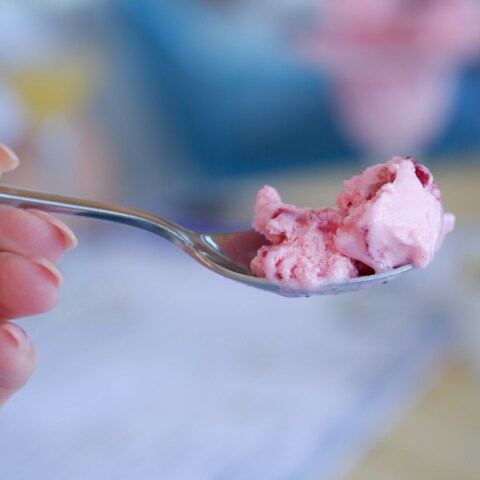 Κουτάλι με γλυκό πάνω